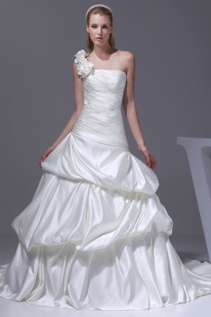 White Glamorous One-shoulder Ball Gown Ruffled Wedding Gown